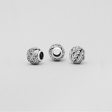 Srebrni obesek iz majhnih peres