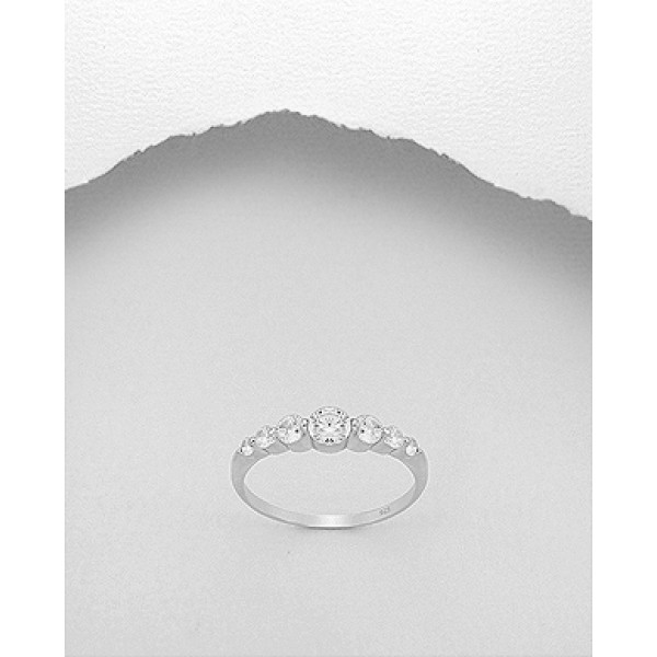 Srebrni prstan okrašen s cirkoniji